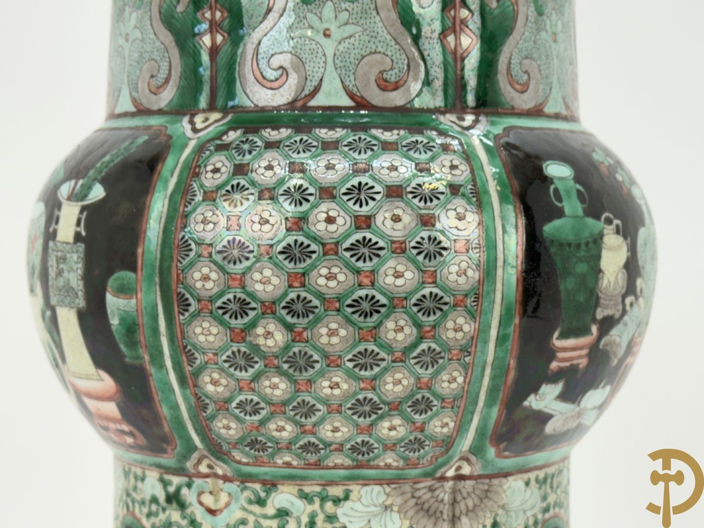 Antieke Chinese Gu vaas met geschenkendecor op zwarte fond