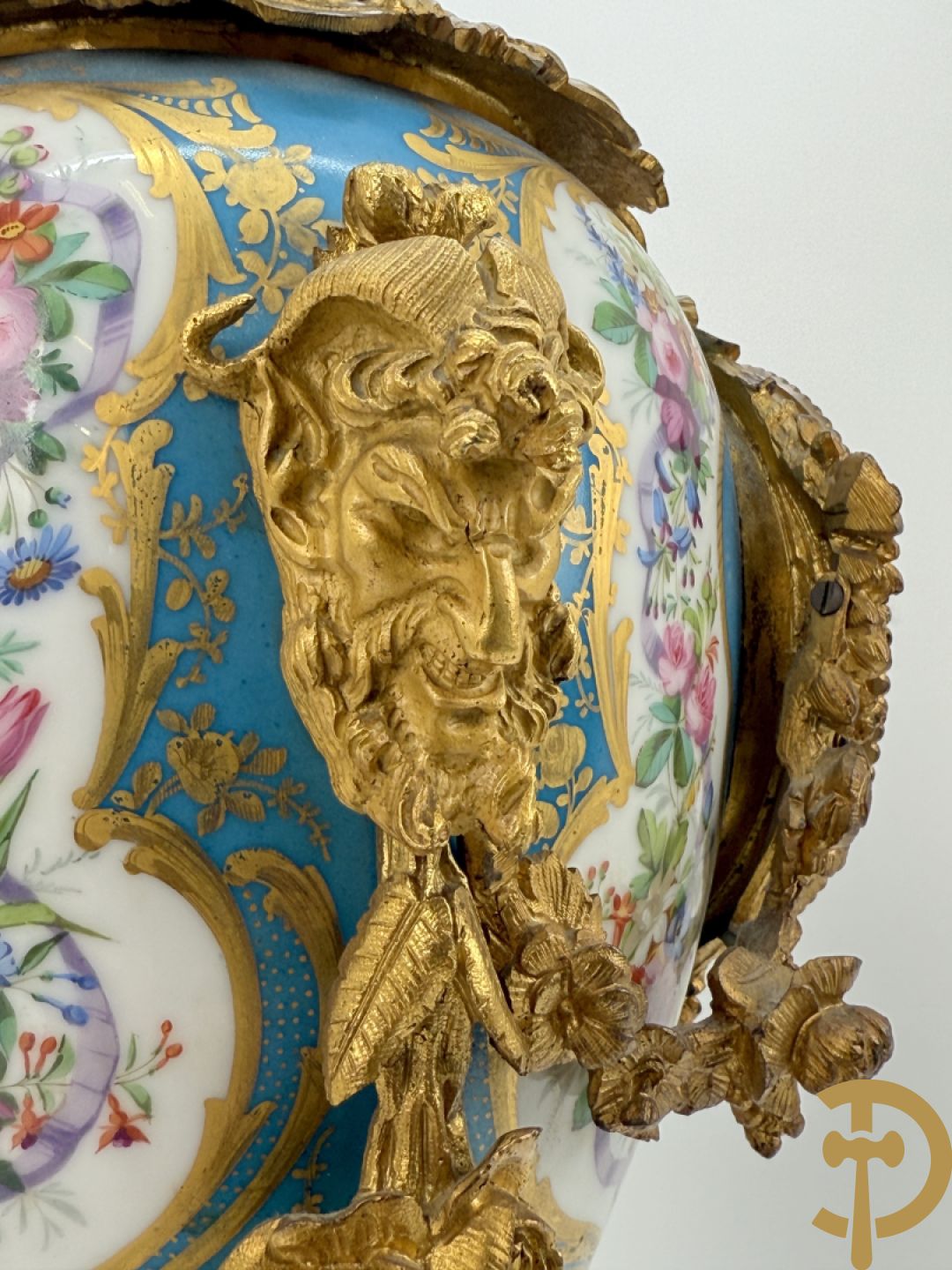 Driedelige bronzen Franse garnituur bezet met cupido