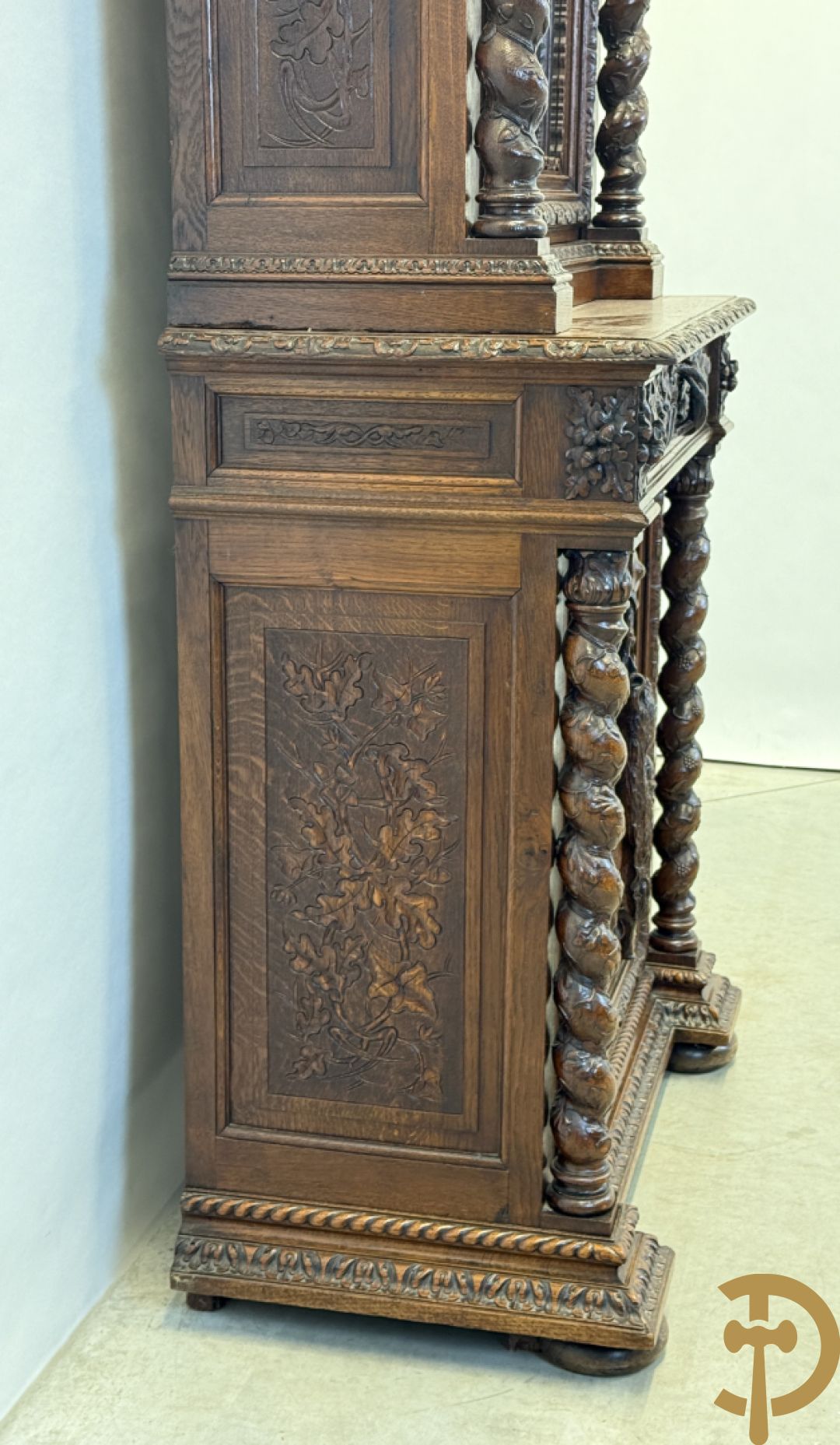 Massief eiken jacht deux-corps, bovenaan met vitrine, zijdelings met getorste zuilen, onderaan met sculptuur van everzwijn en eikebladranken