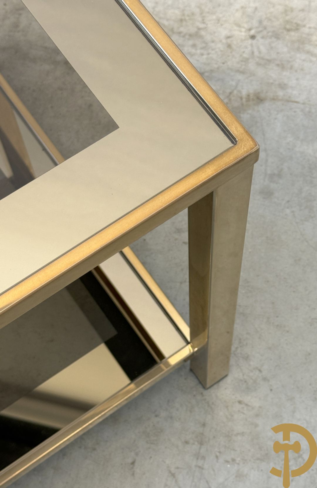 Paar koperen bout de canapé bijzettafels met afgeboord fumé/spiegelglas