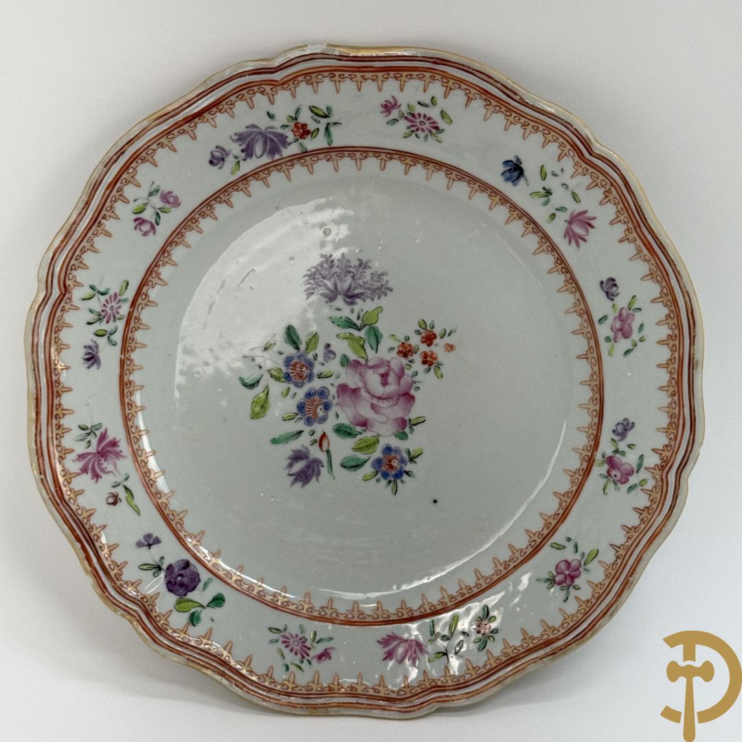 Negen Famille rose bordjes w.o. zes plat gekartelde, 1 diep gekartelde en 2 vlakke met bloementaferelen