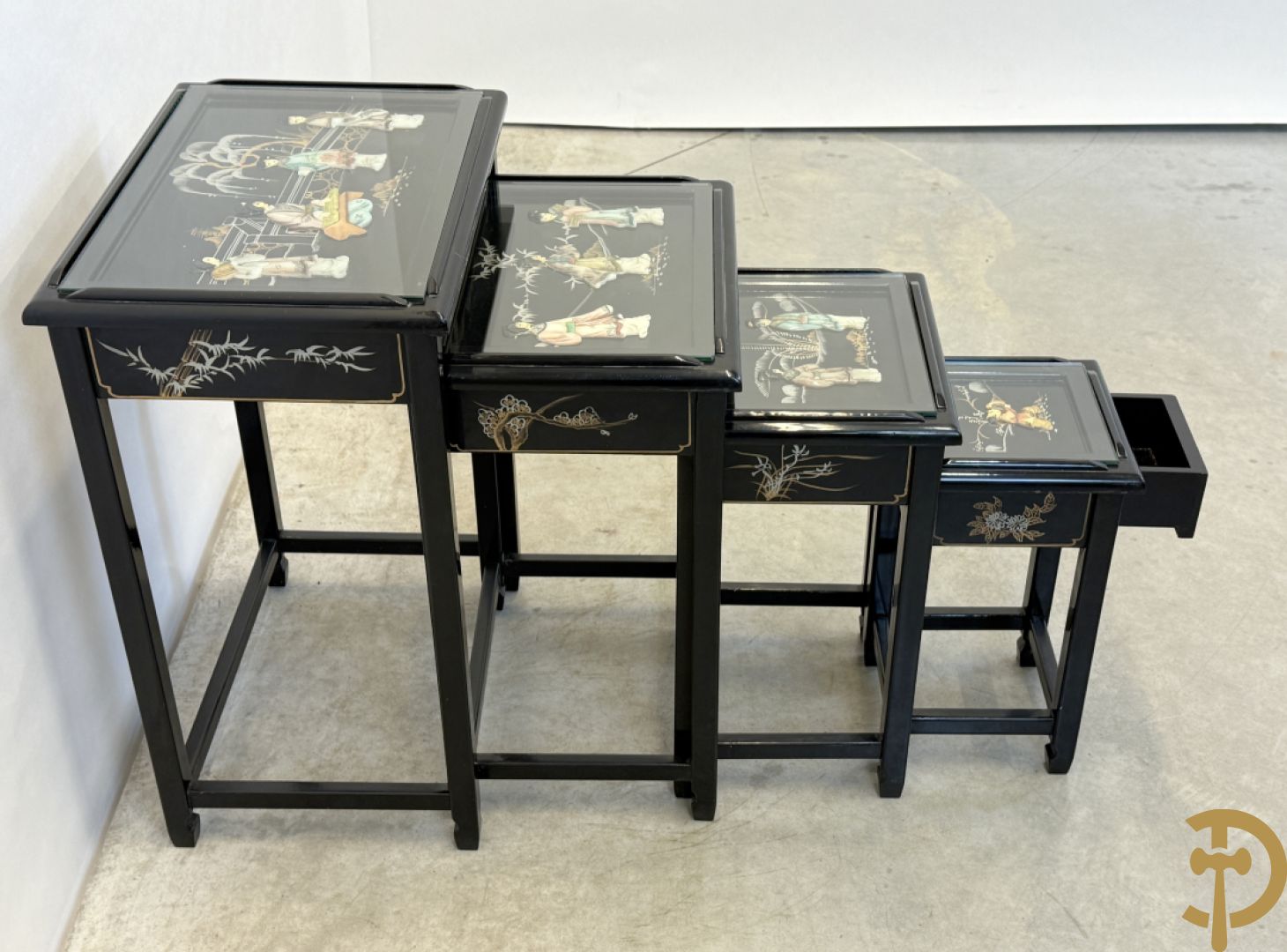 Set Chinese nesttables met geanimeerde scènes van geisha