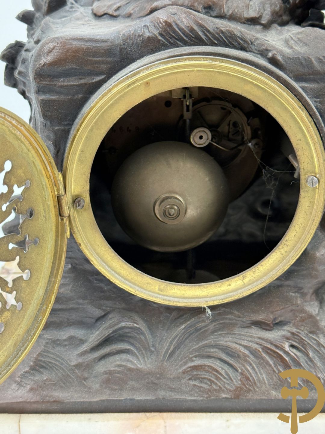 Driedelige zamak garnituur bestaande uit pendule 