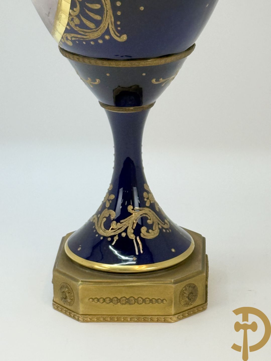 Paar Sèvres stijl vazen met bronzen oren en éénzijdig decor van cupido