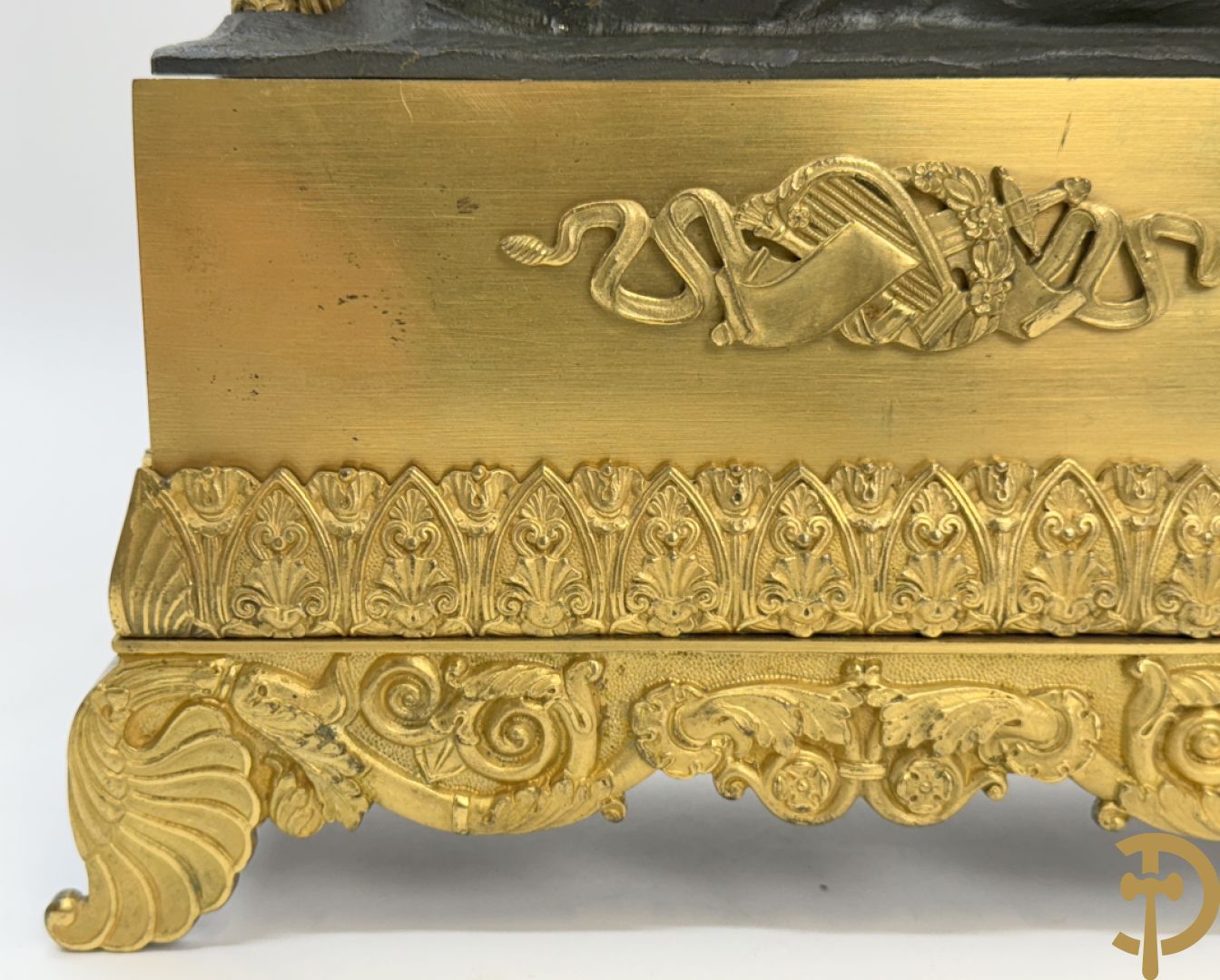 Vergulde pendule met liggende dame en wijzerplaat in blauw email, Charles X