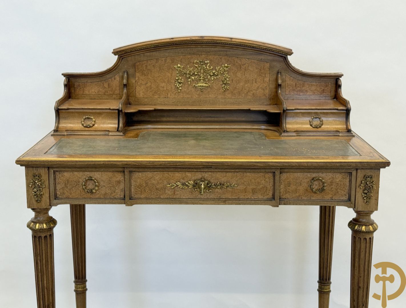 Frans notelaren damesschrijfbureel met marketterie, bronsbeslag, lederen blad, grote lade onderaan en 2 kleine lades boven, 19e