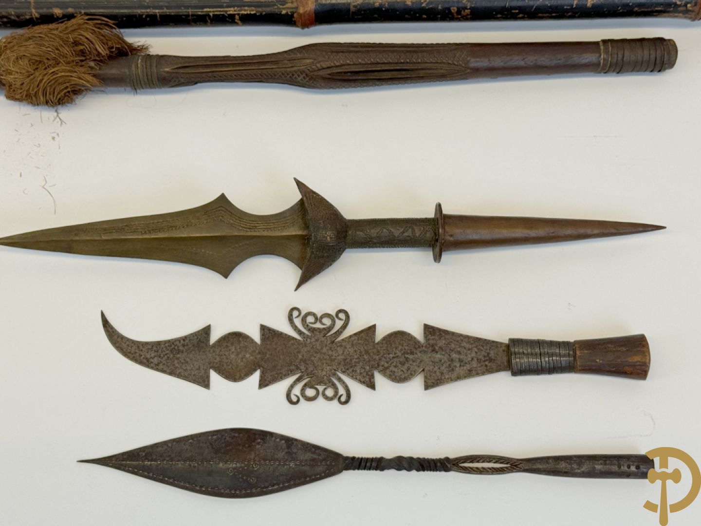 Zes Afrikaanse machetes, 4 speren, bronzen ruilmiddel en 2 bronzen armbanden