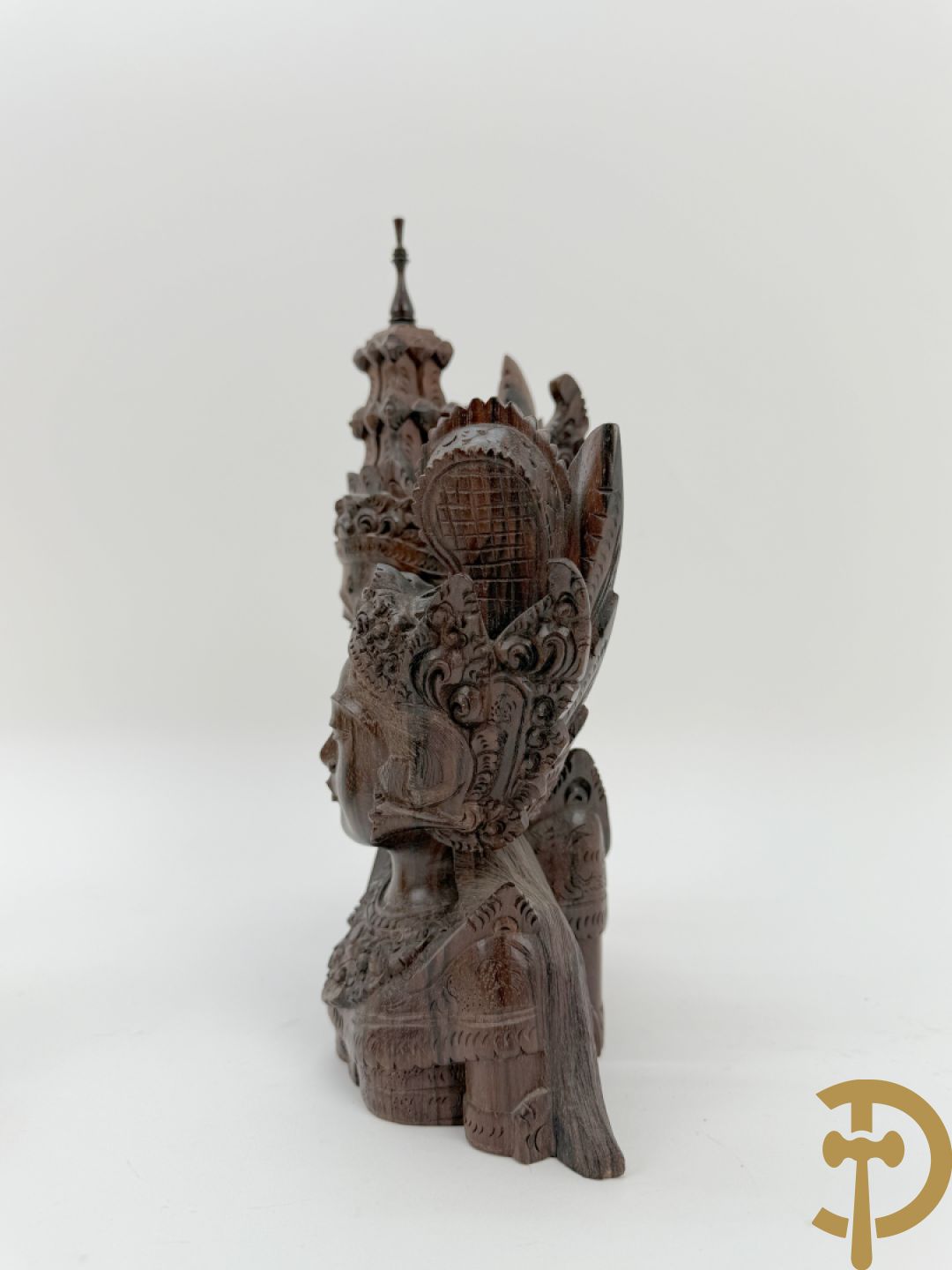 Tien houtgesculpteerde boedhistische figuren waarvan enkele verguld