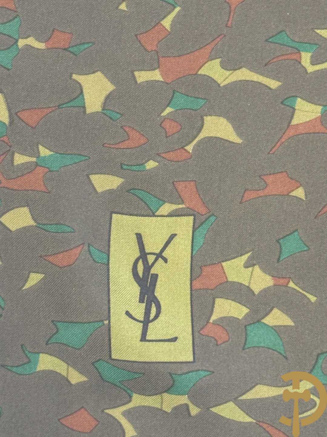 Vier foulards Yves Saint Laurent (nooit gedragen komt uit winkel restant)