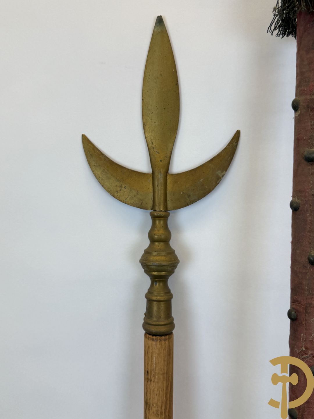 Rituele staf met initialen uit de Vrijmetselarij + 2 vlaggenmasten met koperen ornamenten uit de Vrijmetselarij, gemerkt XI