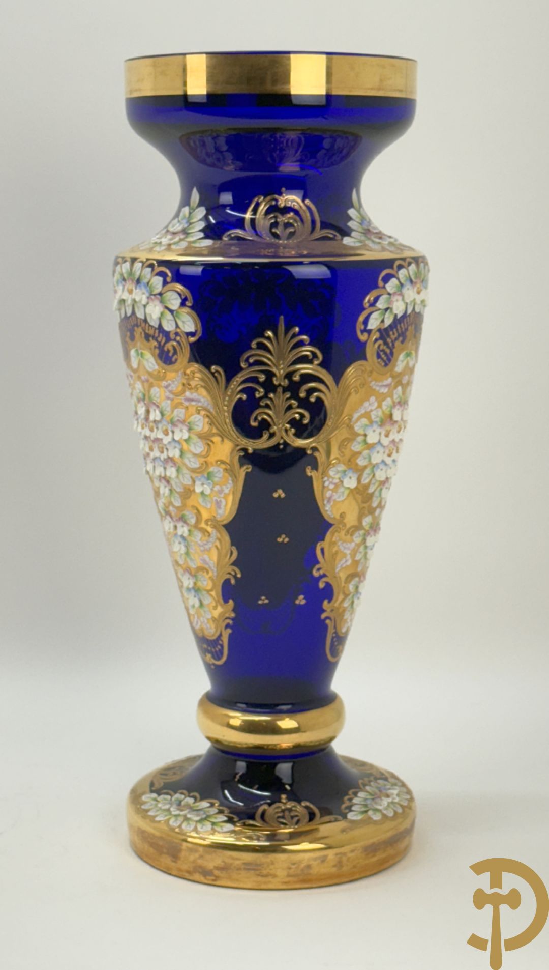 Grote Italiaanse blauwe glazen vaas met vergulde motieven en bloemen