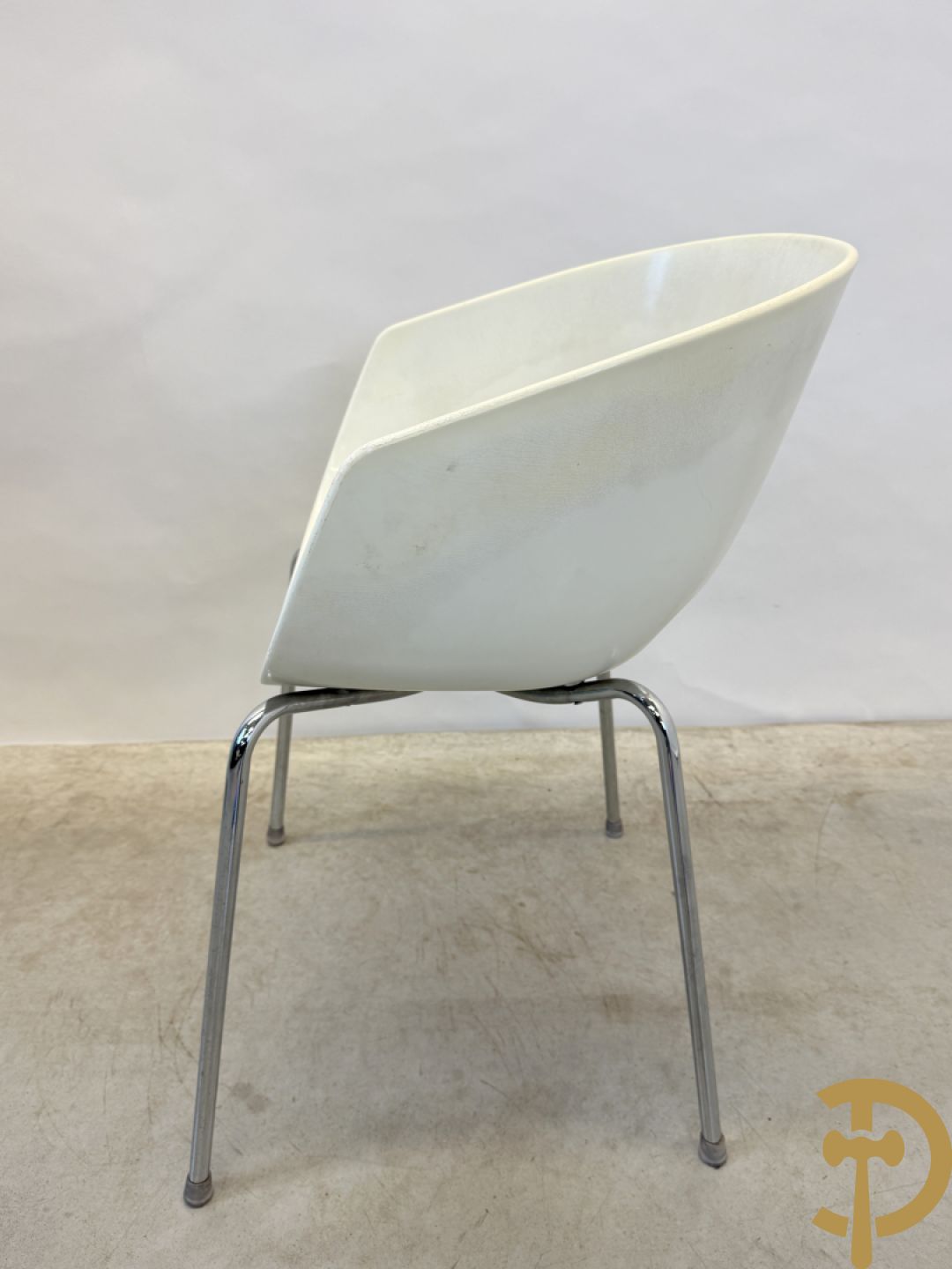 Twee witte vintage stoelen op chromé onderstel, Sintesi Orbit Large ontworpen door Cantarutti