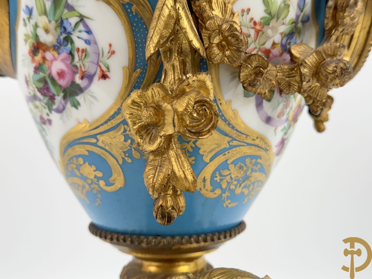 Driedelige bronzen Franse garnituur bezet met cupido