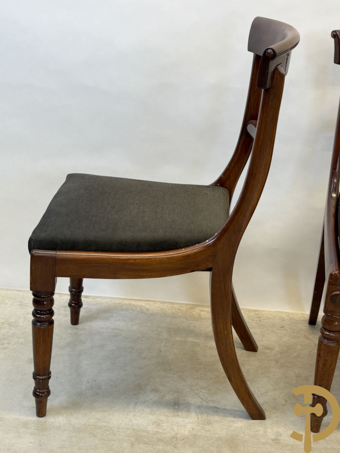 Set van 8 notelaren gondelvormige stoelen