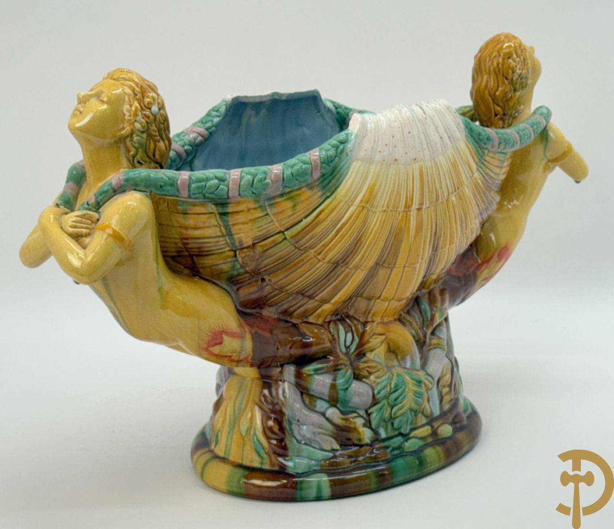 Bloemenjardinière in Majolica met paar dames houdende een schelp