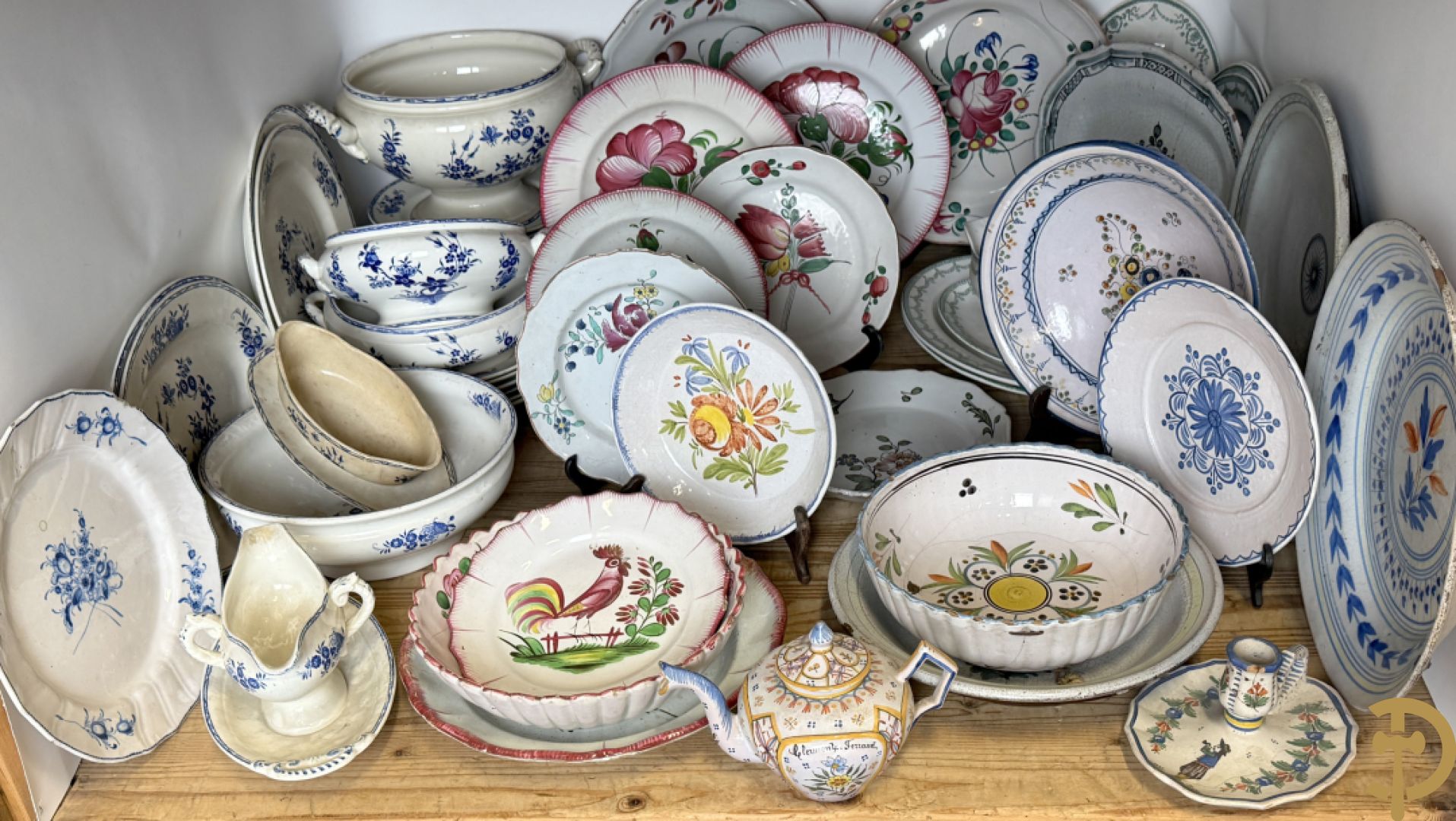 Franse meerkleurige keramieken borden met bloemendecor w.o. Strassbourg + delen van faience servies Grand Boucquet Boch