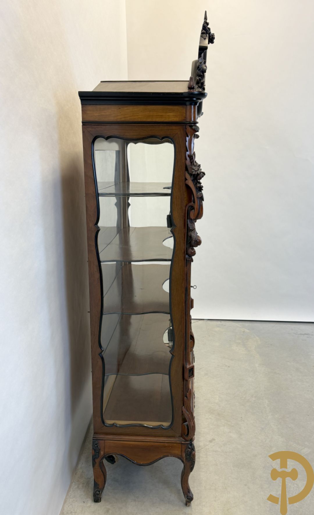 Franse notelaren vitrine met Louis XV motieven en fruitranken, bovenaan bezet met amfoor, 19e