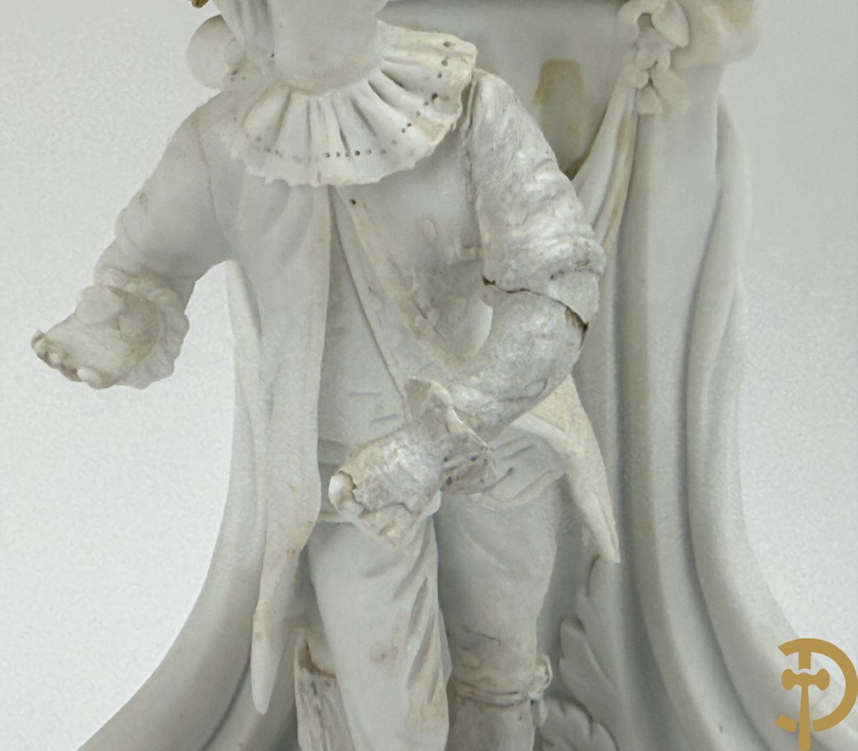 Driedelige porseleinen garnituur met bronsbeslag bestaande uit pendule met dame en amfoor geflankeerd door paar kandelaars bezet met personages