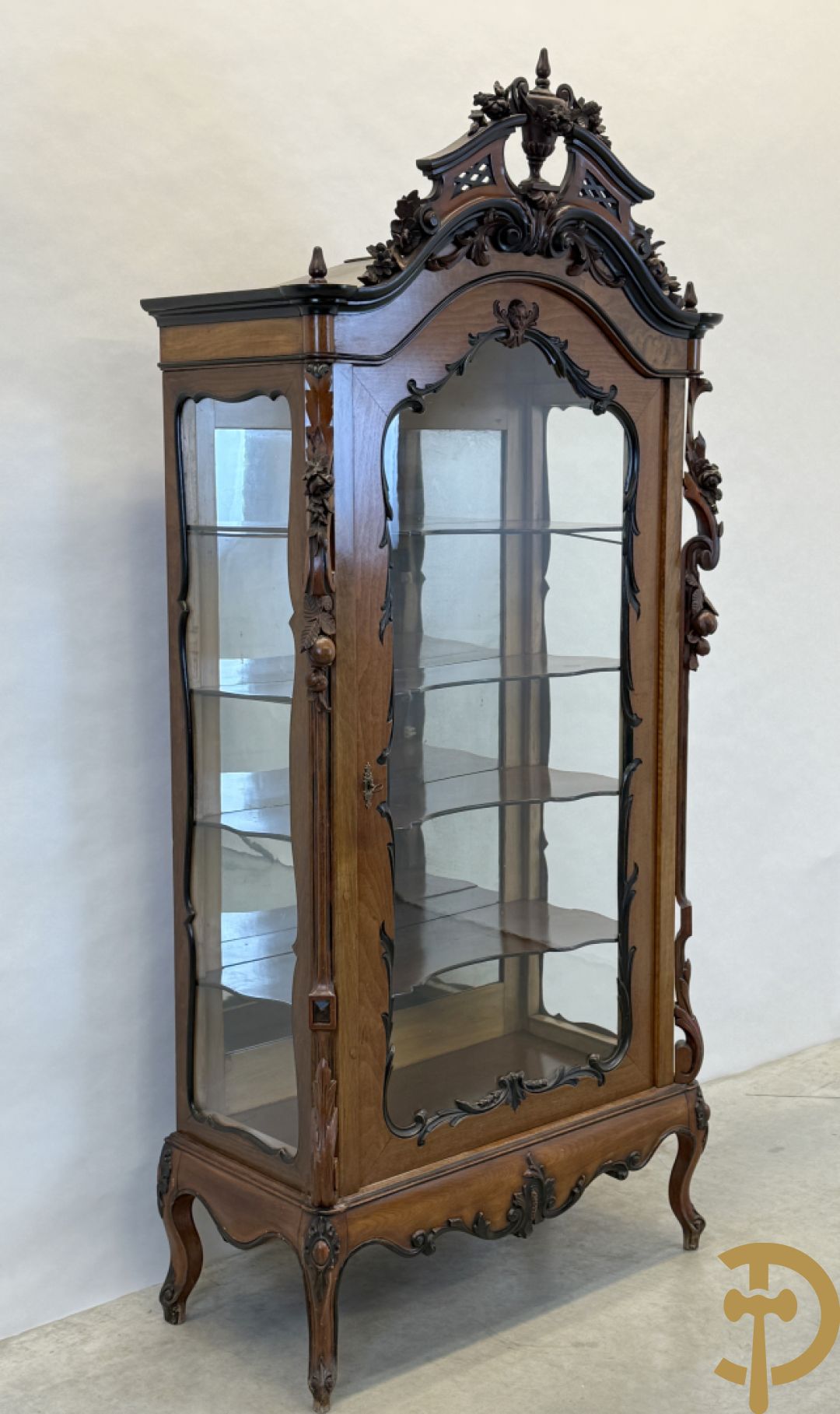 Franse notelaren vitrine met Louis XV motieven en fruitranken, bovenaan bezet met amfoor, 19e