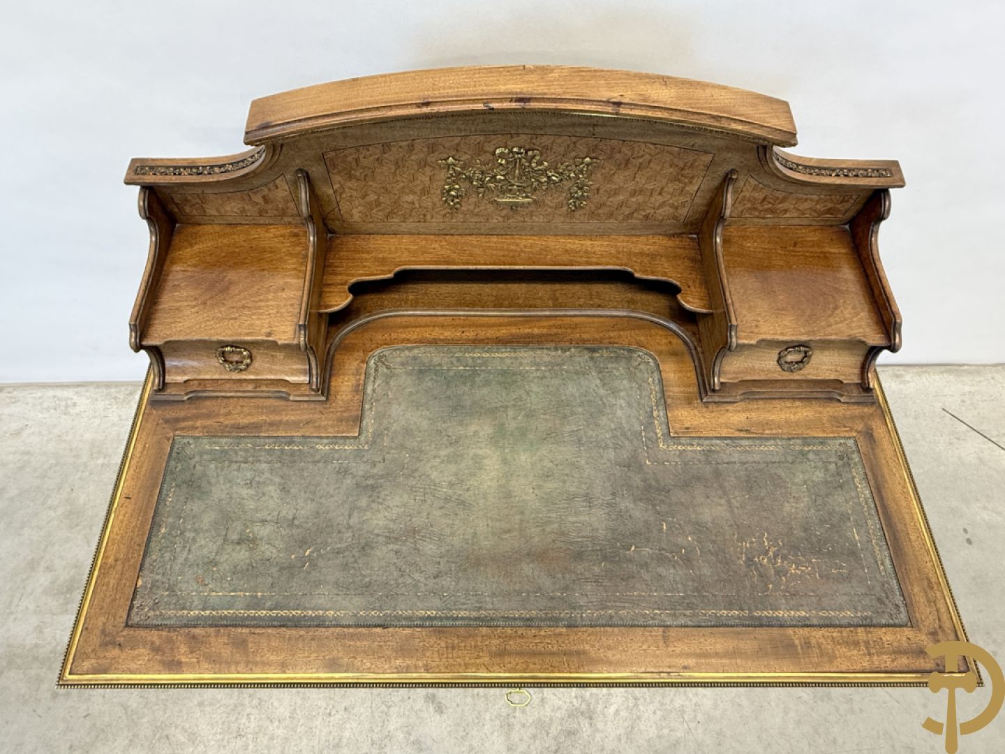 Frans notelaren damesschrijfbureel met marketterie, bronsbeslag, lederen blad, grote lade onderaan en 2 kleine lades boven, 19e