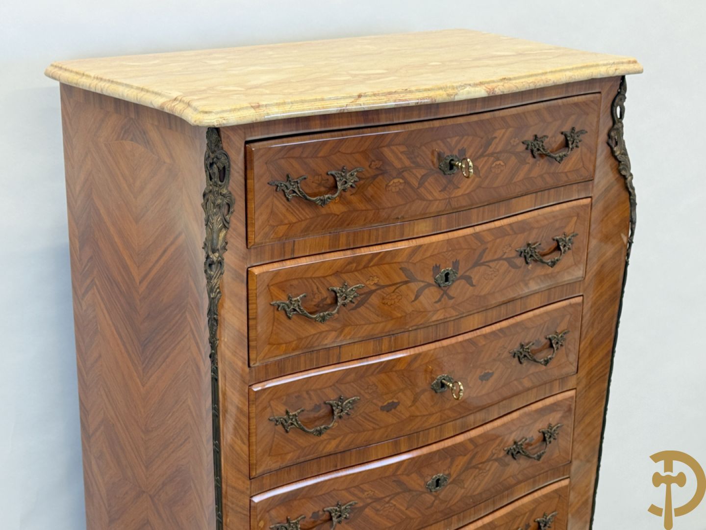 Notelaren zevenladenkast met bloemenmarquetterie en bronzen ornamenten, bovenaan met marmeren blad