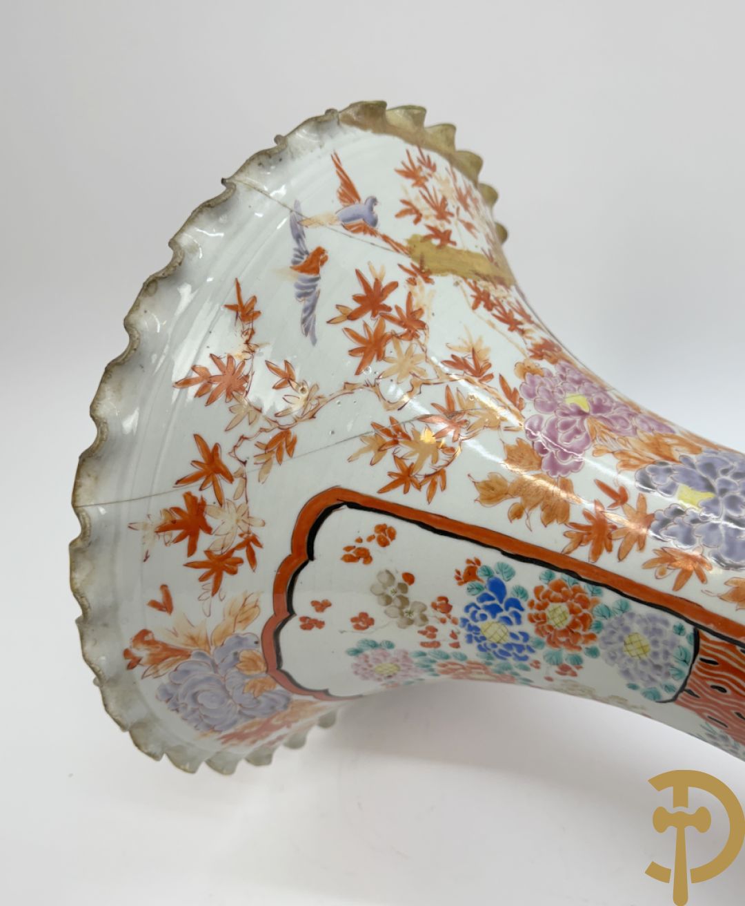 Paar Japanse porseleinen waaiervazen met bloemen en geanimeerd decor