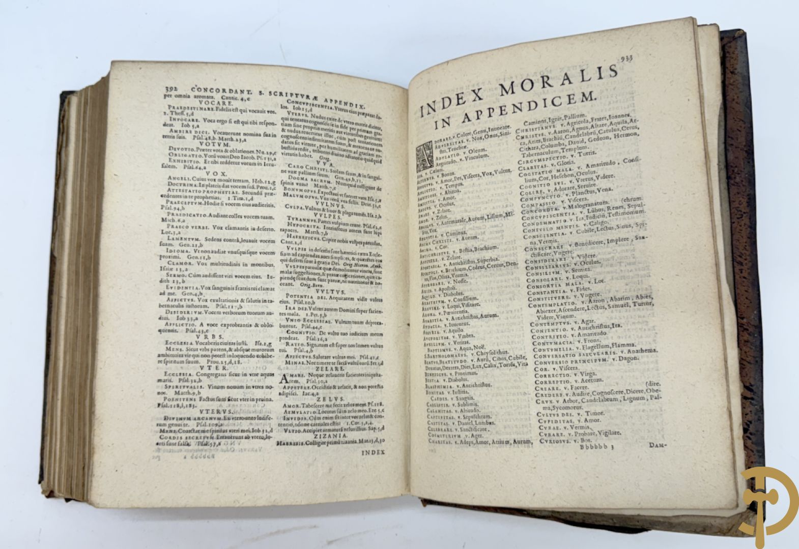 Reeks oude theologische boeken met lederen kaft 17e-18e w.o. Moralis Christiana, Missale Romanum  en Bibliorum Concordantia