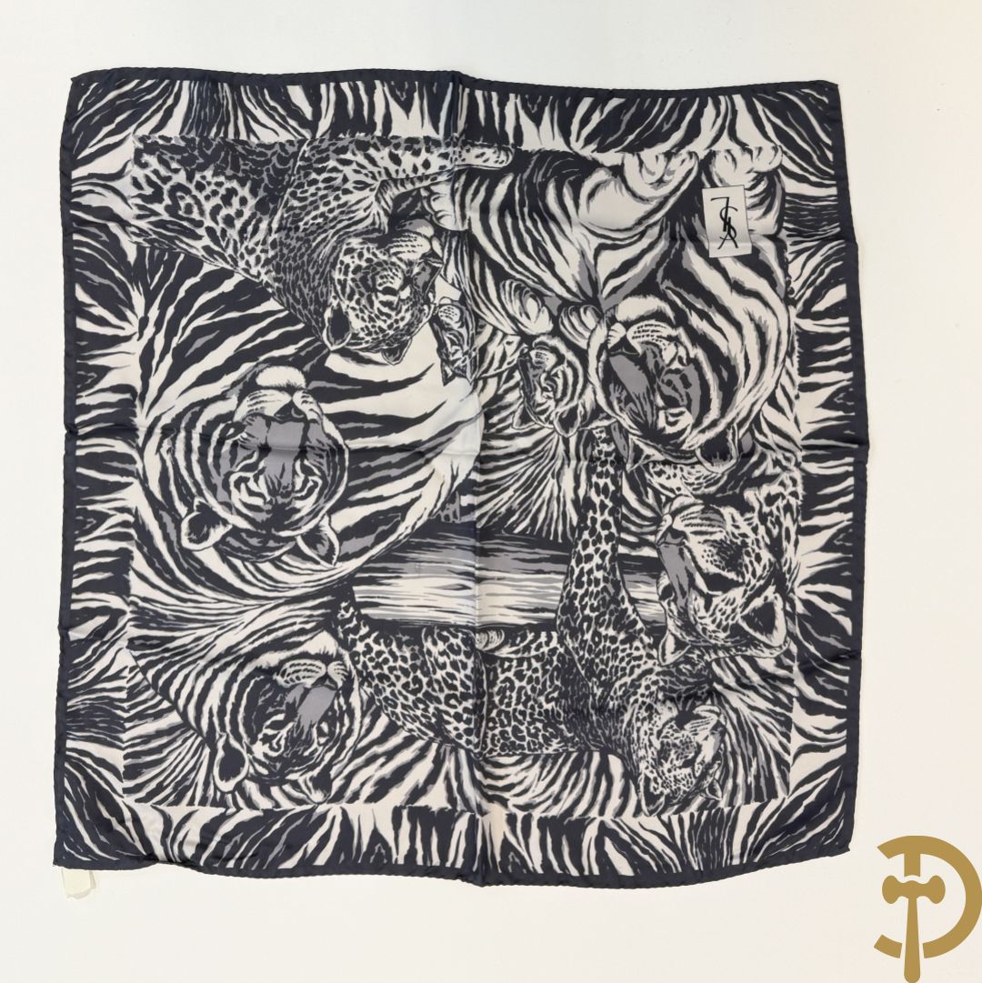 Vier foulards Yves Saint Laurent (nooit gedragen komt uit winkel restant)