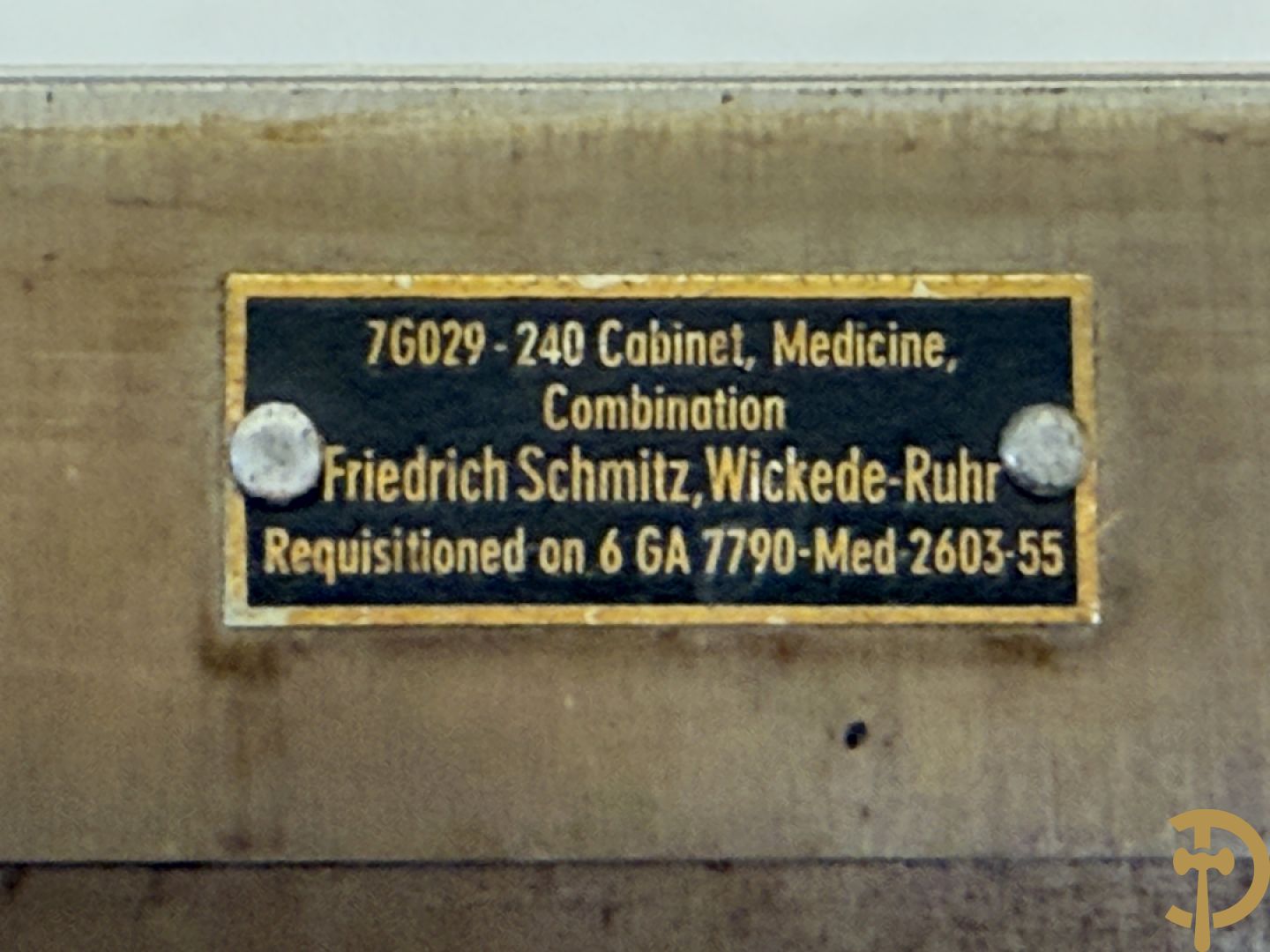 Design inox medisch kabinet, bovenaan met 2 beglaasde deuren, onderaan met deur en 3 lades, by Friedrich Schmitz, Germany