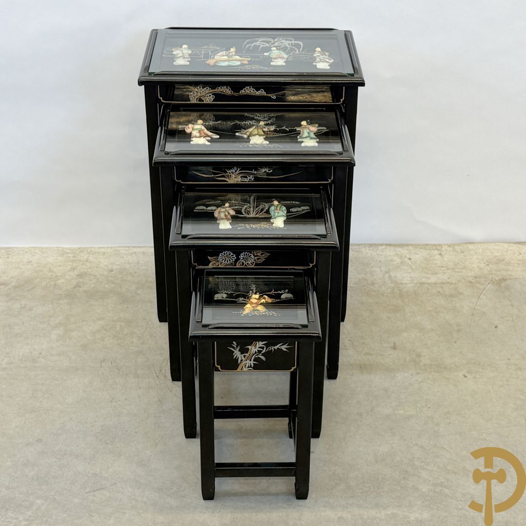 Set Chinese nesttables met geanimeerde scènes van geisha