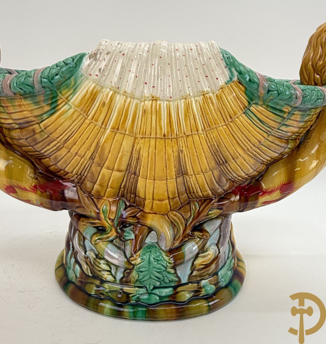 Bloemenjardinière in Majolica met paar dames houdende een schelp