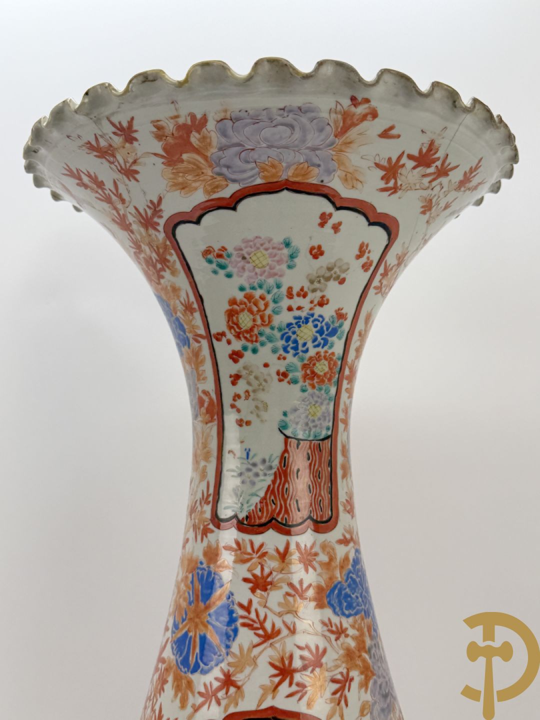 Paar Japanse porseleinen waaiervazen met bloemen en geanimeerd decor