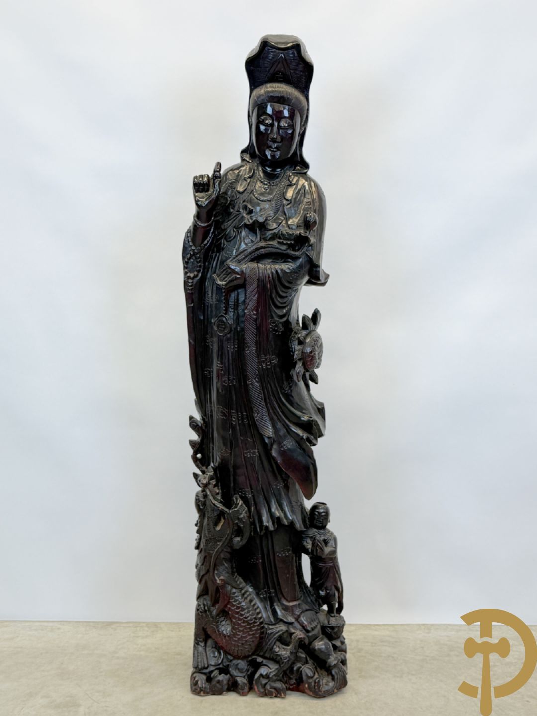 Aziatische houtsculptuur van Guanying met lotusbloem en drakenfiguur aan de voet