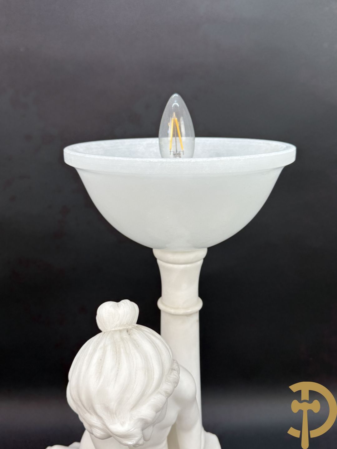 Albast beeld met meisje met poes en lamp