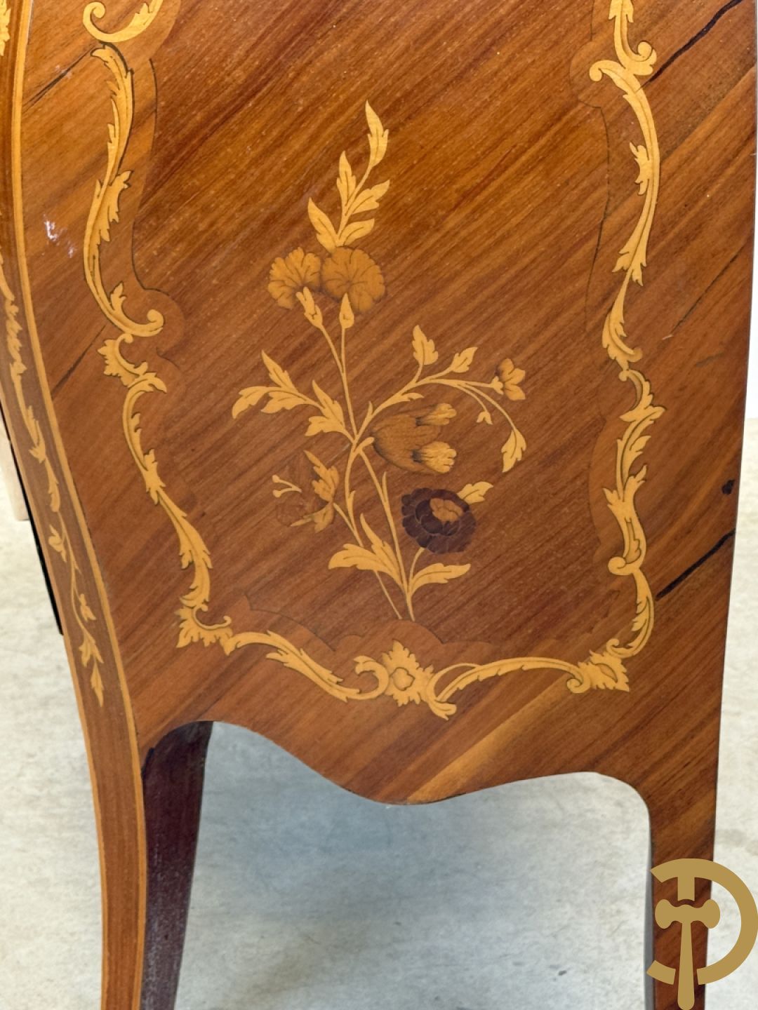 Gegalbeerde notelaren commode met 3 lades en bloemenmarketterie