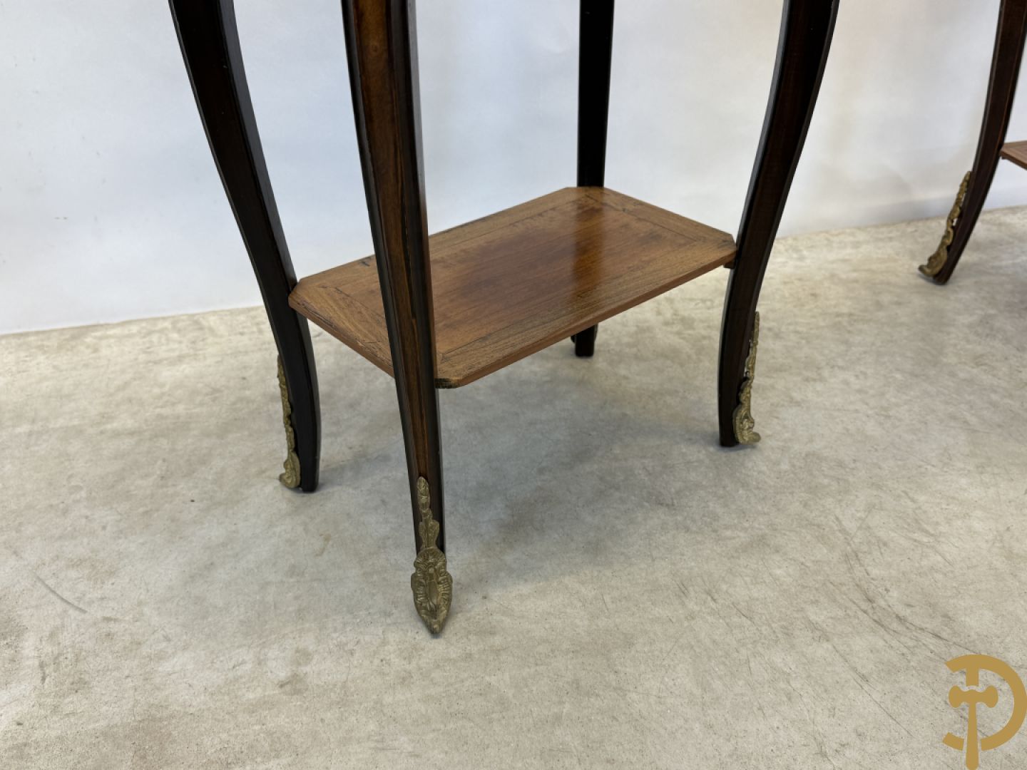 Paar notelaren bijzettafels met 2 lades en étagère, bovenaan met geparketteerd blad