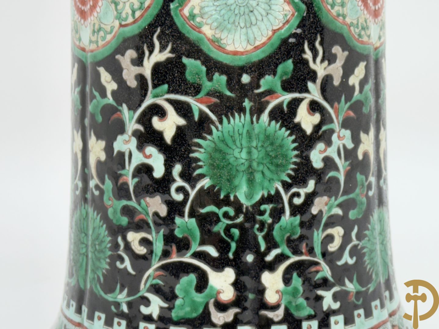 Antieke Chinese Gu vaas met geschenkendecor op zwarte fond