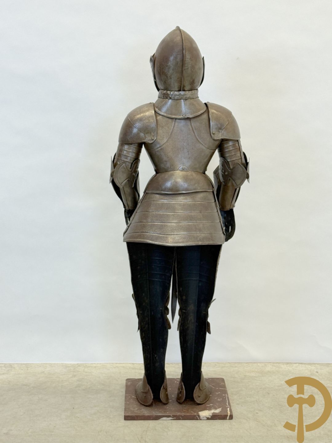 Decoratief plaatstalen ridderharnas met zwaard op marmeren voet