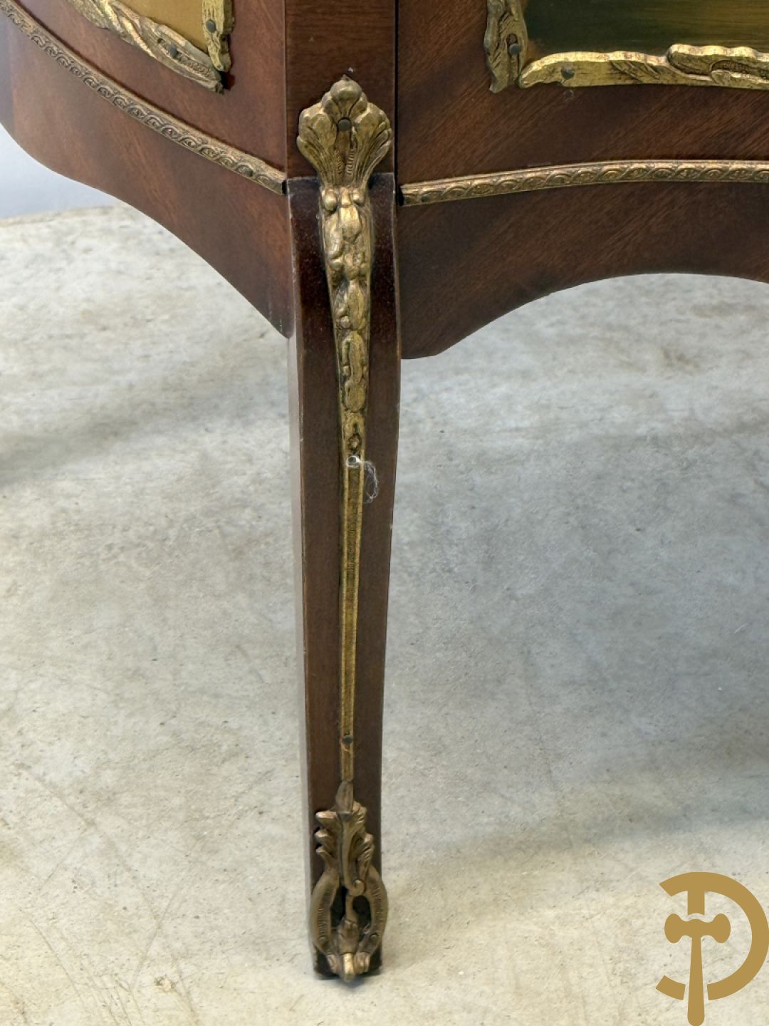 Notelaren gebombeerde Louis XV vitrine met handbeschilderde romantische taferelen en bezet met bronsbeslag