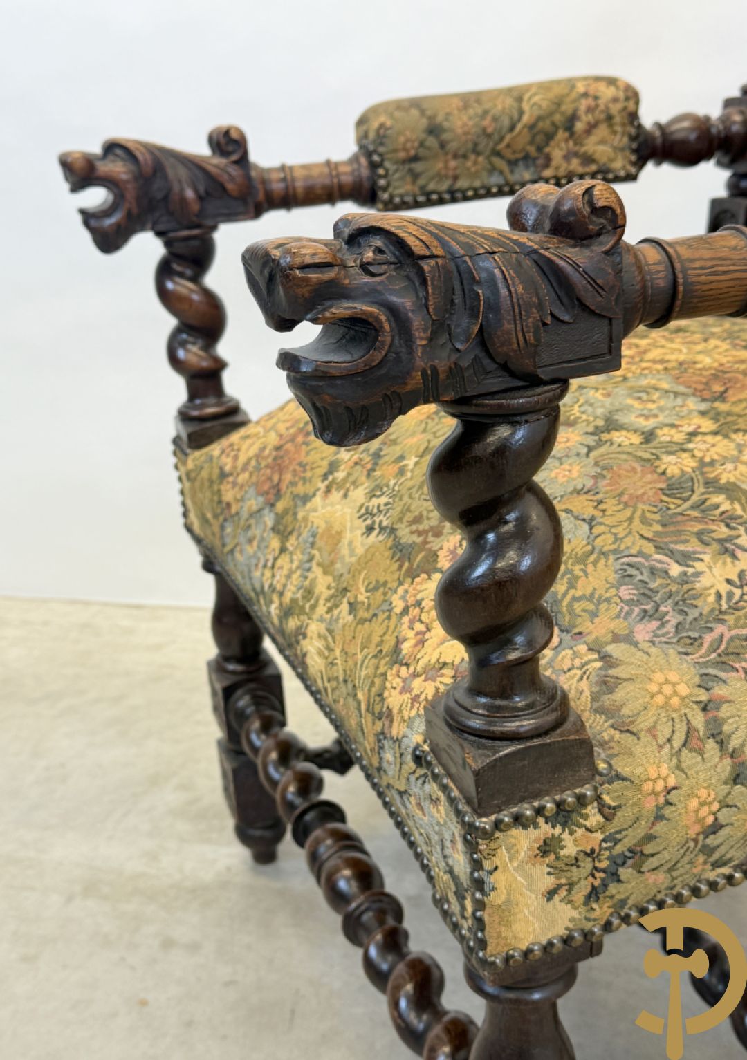 Paar massief eiken jacht armzetels met sculptuur van bladranken en vogelmotieven