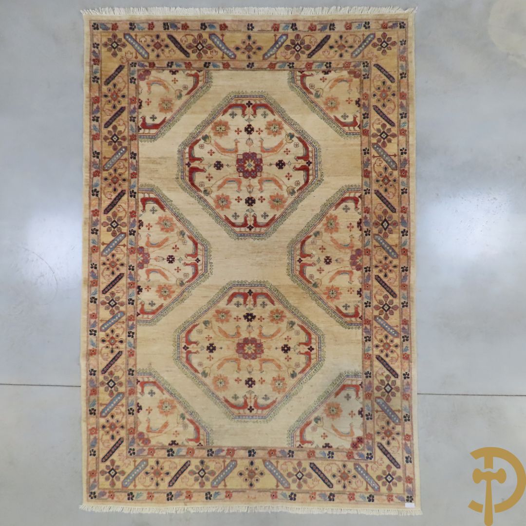 Oosters handgeknoopt tapijt met bloemen- en vogelmotieven op beige fond