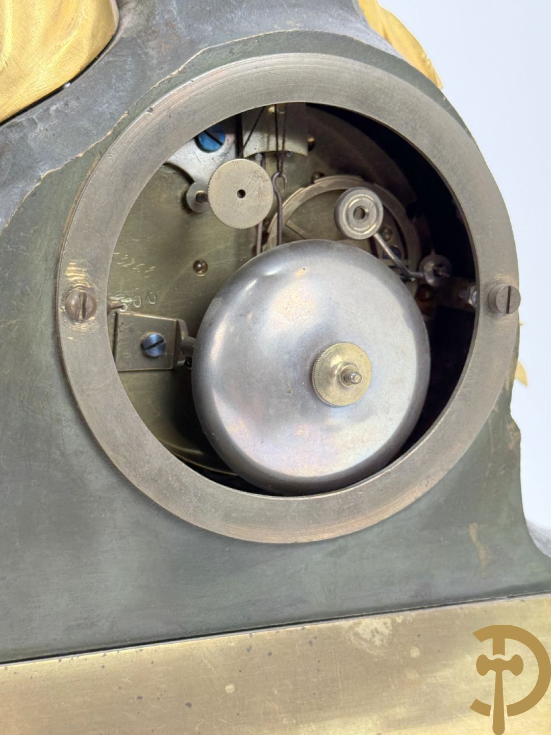 Vergulde pendule met liggende dame en wijzerplaat in blauw email, Charles X