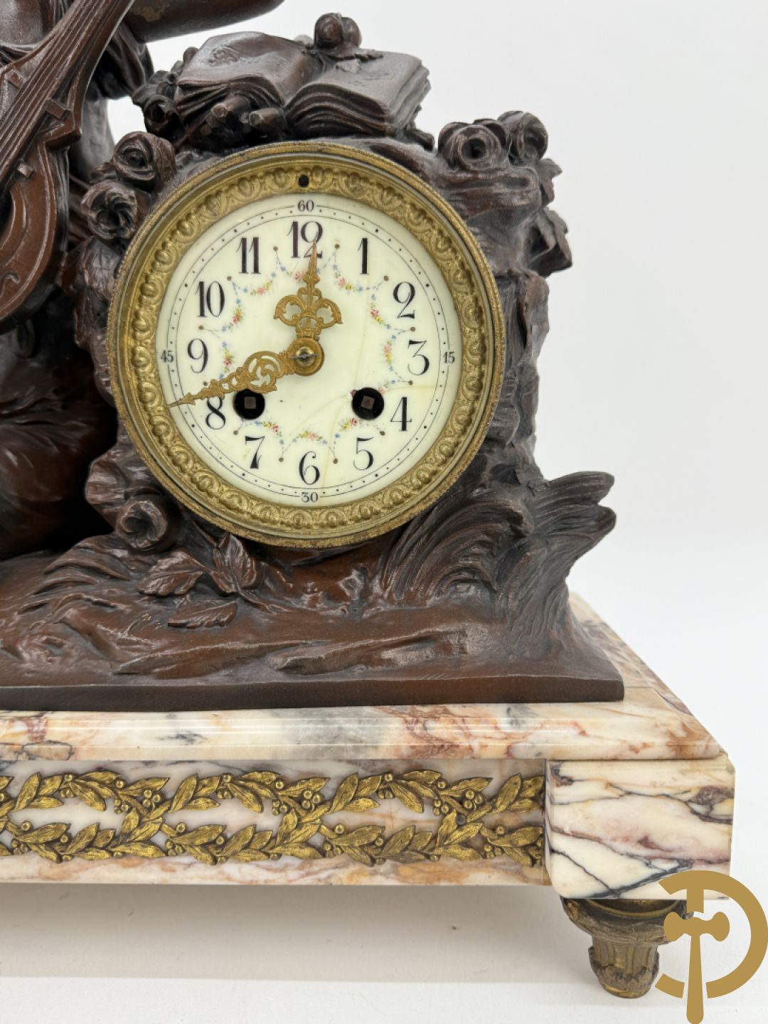 Driedelige zamak garnituur bestaande uit pendule 