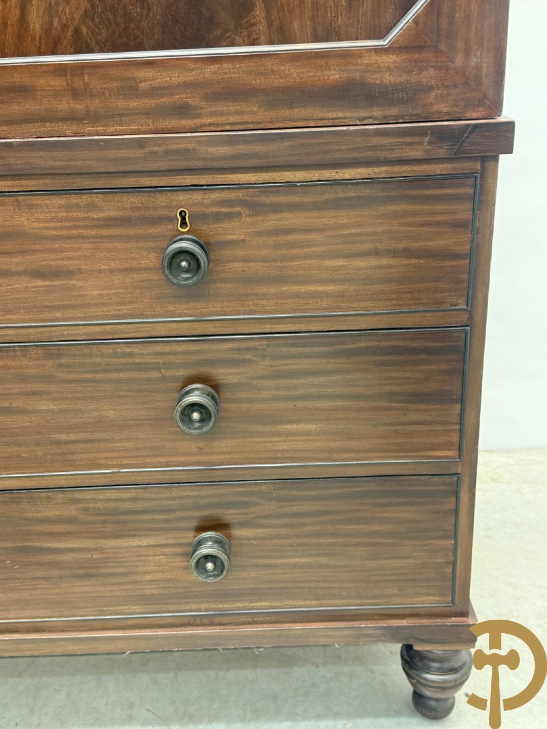 Engelse mahoniehouten linnenpress met 2 deuren bovenaan,  5 uitschuifbare lades in interieur - onderaan met 4 lades