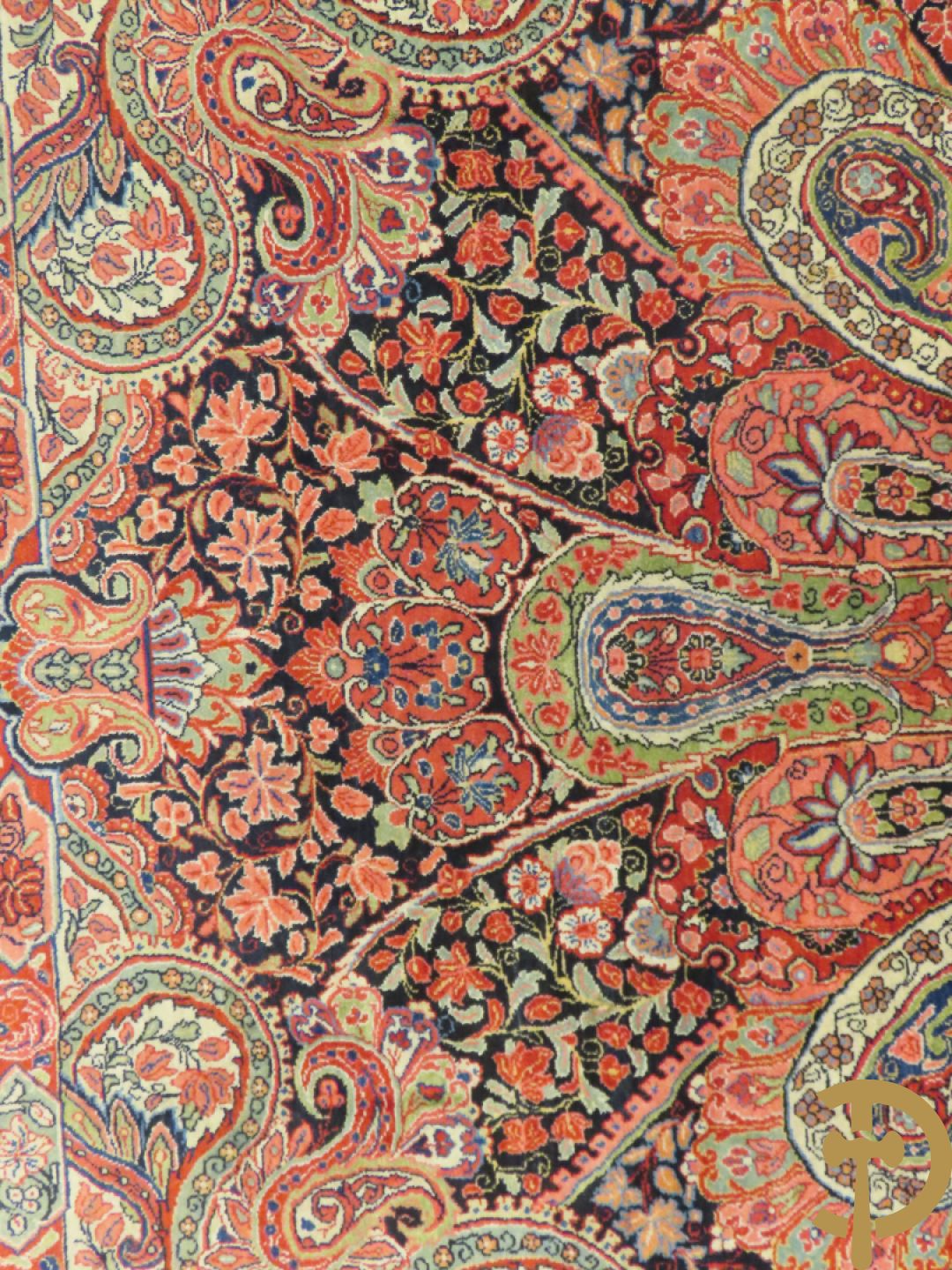 Oosters handgeknoopt tapijt met cashmeremotieven