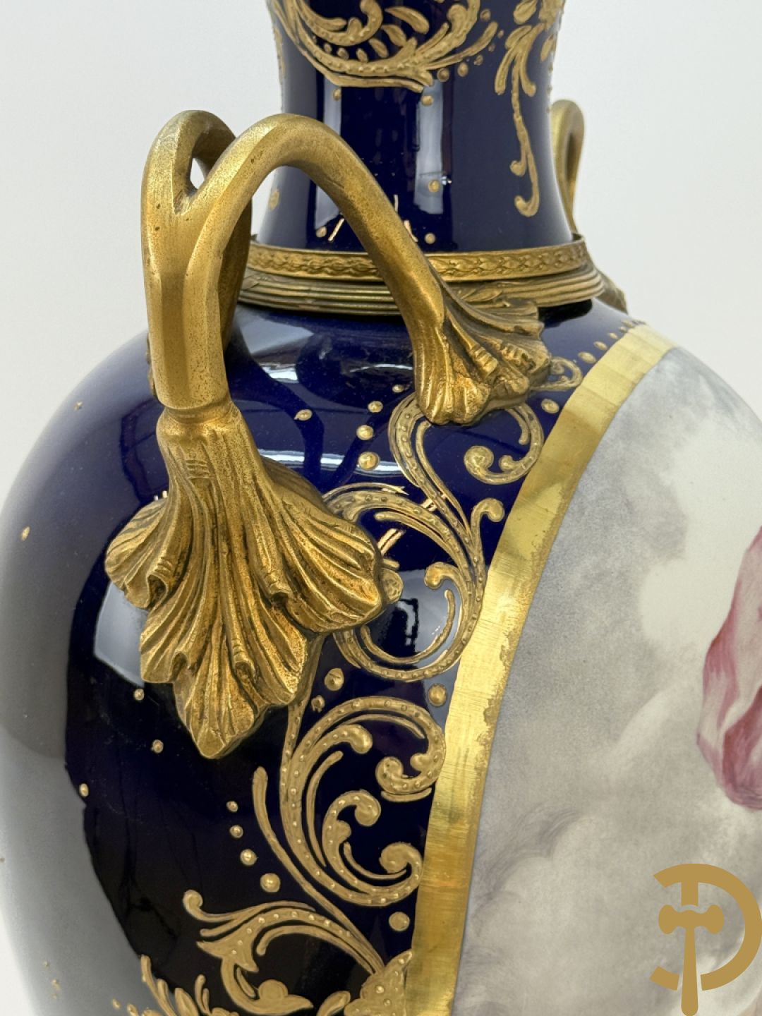 Paar Sèvres stijl vazen met bronzen oren en éénzijdig decor van cupido