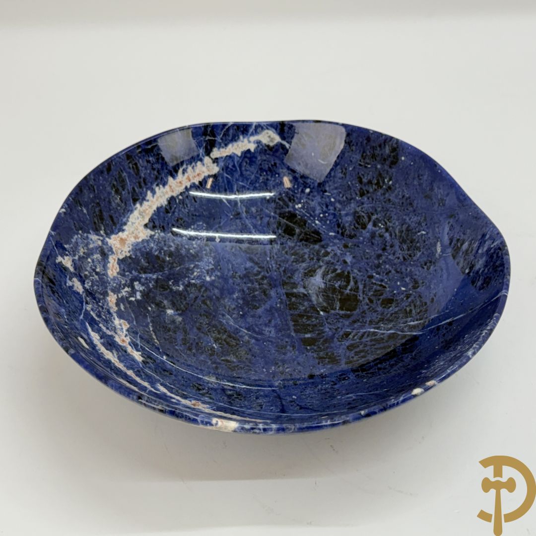 Wolf Helmut (getekend onderaan) Gepolierde schaal/bowl van blauw/wit sodaliet met golvende rand onder getekend WOLF H. (Steinbildhauer, Edelsteingestalter, aus Kirschweiler, Idar-Oberstein),
