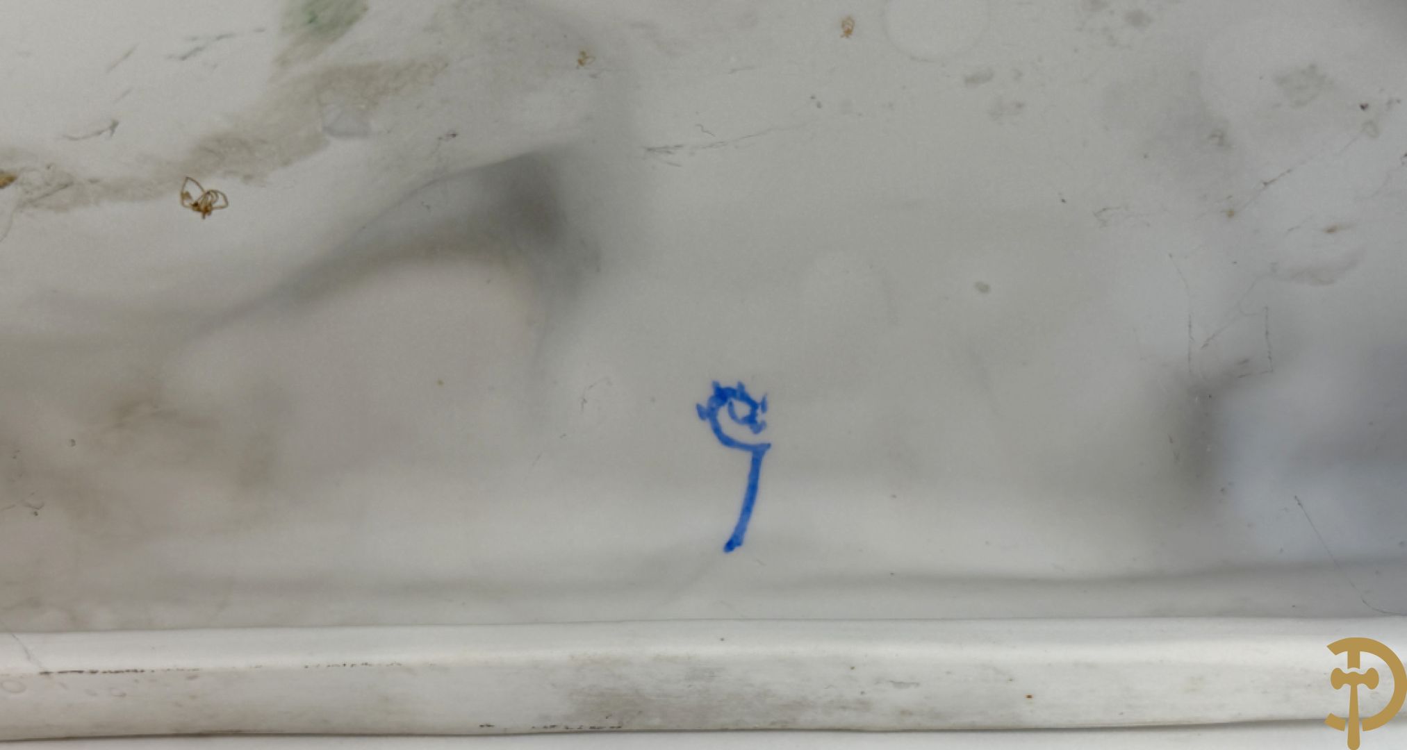 Ongetekend, witte biscuit van jongen en meisje bij boomstronk