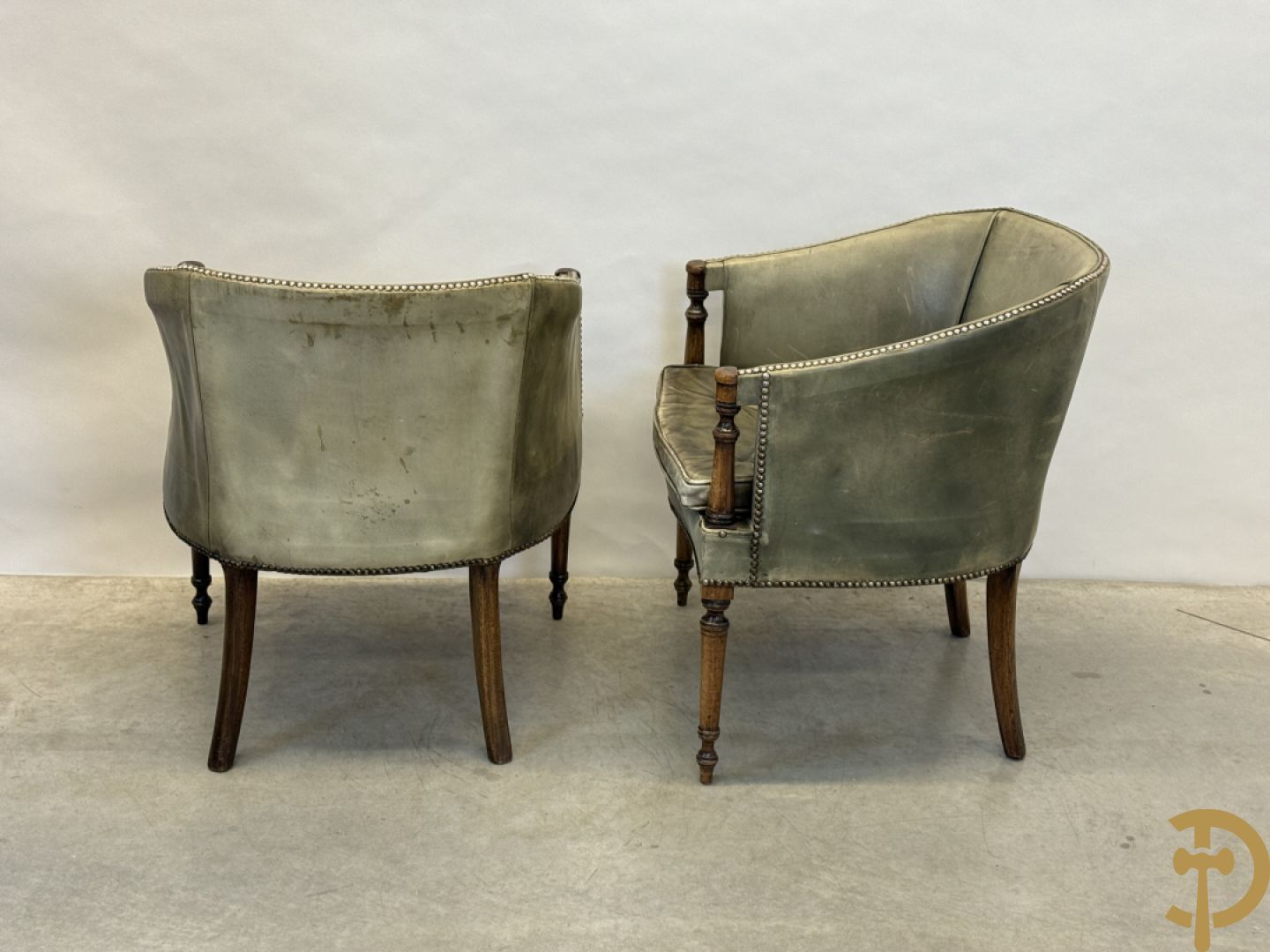 Twee kuipvormige lederen bergères