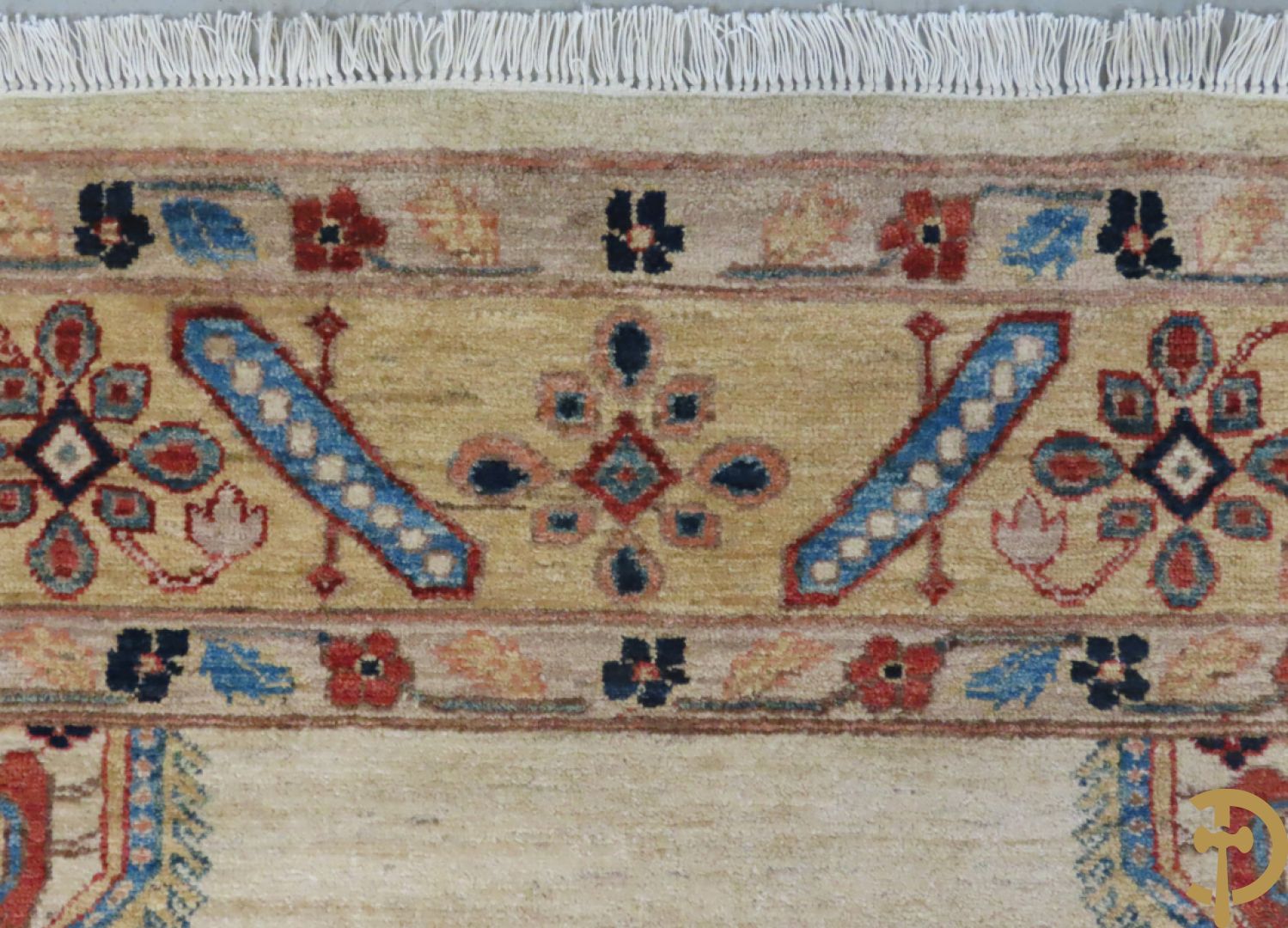 Oosters handgeknoopt tapijt met bloemen- en vogelmotieven op beige fond